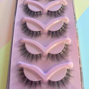 NATURAL WISPY EYELASHES